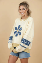 Load image into Gallery viewer, Daisy Applique Oversized Sweatshirt