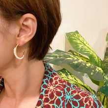 Load image into Gallery viewer, Pearl and Gold Blended Hoop Earring
