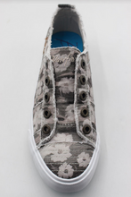 Load image into Gallery viewer, Blowfish Sneaker - Play / Olive Field Camo
